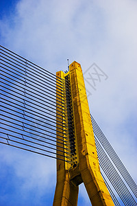 黄线桥晴天电缆过境蓝色天空紧张工业绳索金属工程师图片