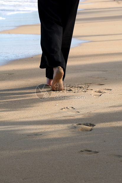 女人在海滩上行走海岸线假期海岸海洋裙子打印女性支撑太阳气候图片