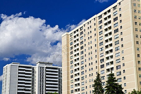 公寓楼邻里多云财产住房蓝色房子高楼城市化建筑建筑学图片