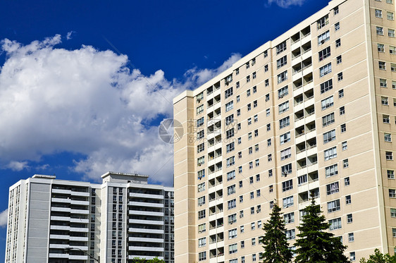 公寓楼邻里多云财产住房蓝色房子高楼城市化建筑建筑学图片