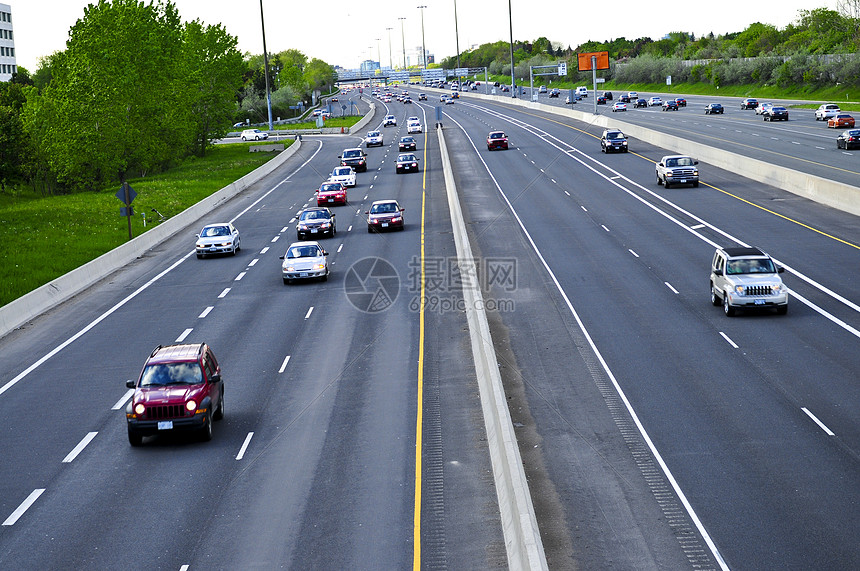 繁忙高速公路通勤者卡车大路道路交通小时车道城市运输地平线图片