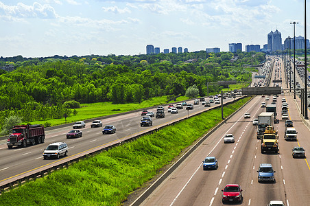 多车道繁忙高速公路汽车车道大路城市地平线运输交通道路驾驶城市化背景
