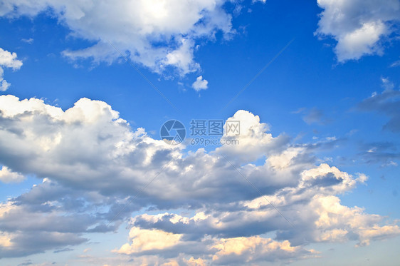 蓝色天空 白云梦幻日光晴天气氛编队风景天气多云戏剧性快乐图片