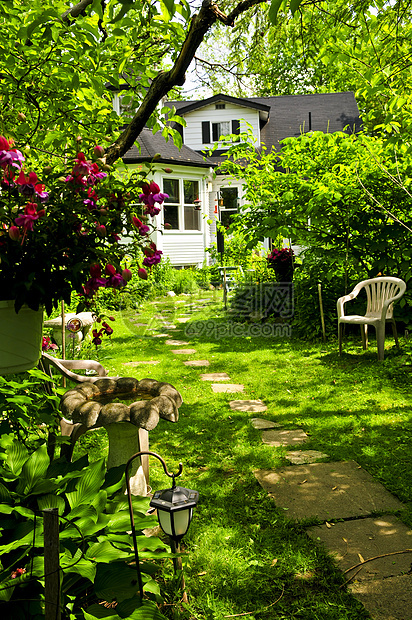 家和花园园艺建筑学爱好小路树叶房子绿化椅子途径人行道图片