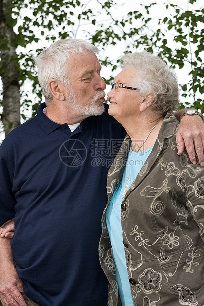 外面和恋爱中的年长夫妇图片