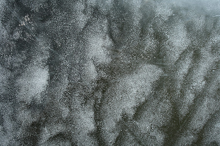 冰中冻结的气泡图片