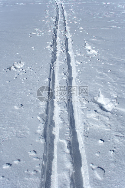 雪中滑雪的脚印运动娱乐季节性路线活动踪迹小路曲目探索白色图片