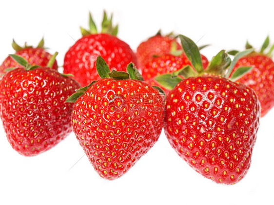 在白色背景中隔离的新鲜和美味鲜嫩草莓水果农民蔬菜叶子食物饮食种子浆果甜点茶点图片