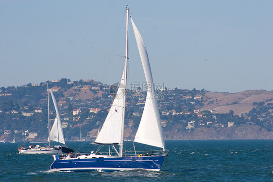 游艇闲暇旅行帆船娱乐海洋蓝色导航血管竞赛天际图片