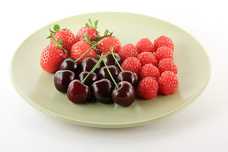 浅盘上的红水果背景图片