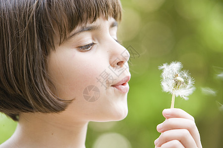 女孩吹花朵图片