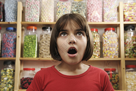 儿童在糖果店孩子们店铺货架敬畏情感集装箱青年选择罐子童年图片