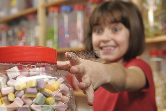 儿童在糖果店集装箱孩子们童年少年罐子敬畏选择店铺货架情感图片