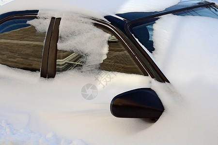 被雪雪覆盖的汽车窗户雪花驾驶冻结运输车辆暴风雪危险交通薄片图片