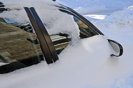 车卡在雪地上图片