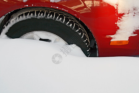 车轮卡在深雪中图片