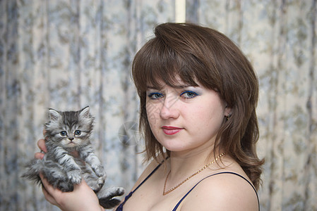 女人和小猫咪爪子毛皮冒充宠物哺乳动物头发灰色动物眼睛快乐图片