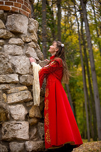 红色的女士仙境神话公主压力女性传奇头发裙子树林废墟图片