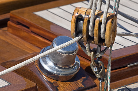 航行滑轮索具航海导航血管绞盘绳索木头甲板帆船图片