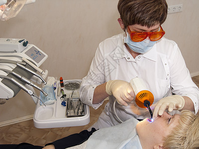 在口腔学家的内阁里牙医健康患者口腔科牙科医生药品治疗接待诊所图片