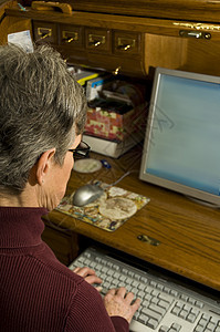 在家使用台式计算机的高级女性妇女人数图片