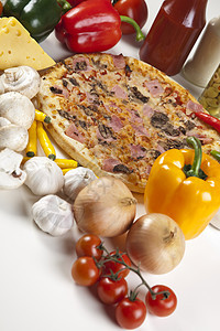 带蘑菇的披萨美食洋葱晚餐食物饮食蔬菜文化香肠香料影棚图片