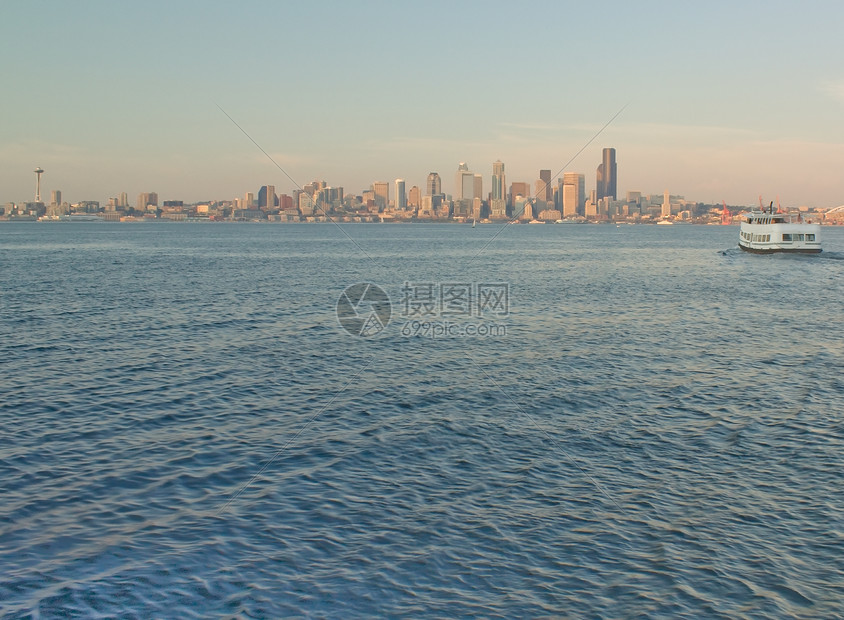 西雅图天线 带有空间针和渡轮起重机摩天大楼天空船舶建筑物蓝色港口集装箱水域天际图片