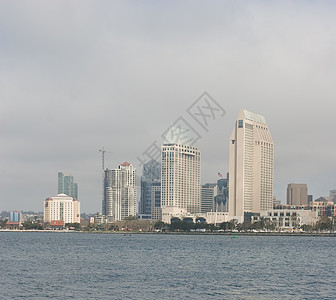 圣地亚哥码头摩天大楼景观反射天际海洋街道建筑物建筑学多云图片