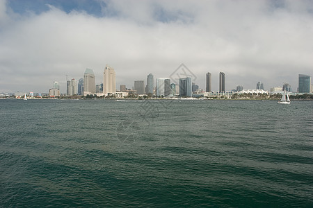 圣地亚哥建筑物海洋反射天际景观紫色场景多云摩天大楼城市图片