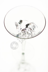 玛蒂尼玻璃圆轮底带冰立方体 白色背景图片