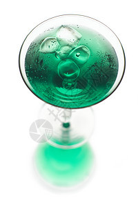 霜冻绿色马提尼 白底带冰在玻璃中反射水滴乐趣食物派对液体宇宙立方体朋友们酒吧图片