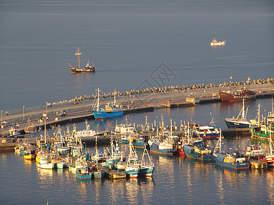 港口港端渔船码头船舶渔民海洋日落背景图片