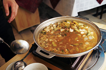 韩国汤托盘食品面条午餐美味课程烹饪猪肉海鲜食物图片