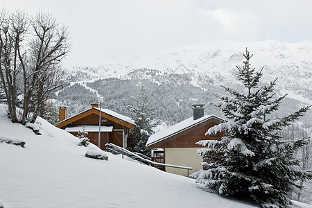 雪暴后滑雪度假胜地风景乡村顶峰旅行假期小屋季节天空风暴小木屋图片