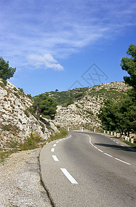 法国的公路旅行岩石驾驶风光看法乡村小路山脉田园植物图片