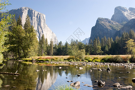 Yosemite 山谷视图全景高山倾斜荒野环境天空岩石旅行旅游瀑布图片