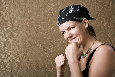 穿着班达纳的漂亮拳击女郎运动员手臂斗争女士女性微笑项链小子盒子眼睛图片