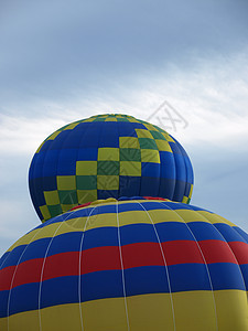 两个气球升空背景图片
