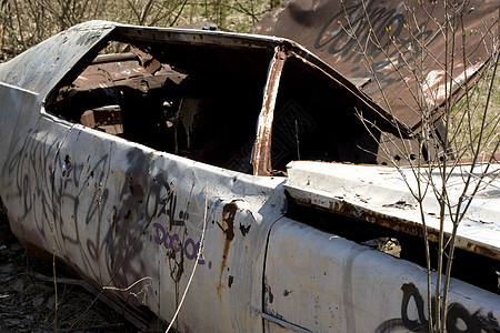被遗弃的汽车垃圾乡村场地破坏运输荒野涂鸦天空公园金属图片