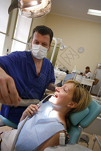 医生和病人治疗女孩白色外科玻璃牙科口腔科疼痛帮助办公室图片