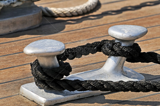 摩多船帆船航海索具海洋木头金属港口绳索甲板码头图片