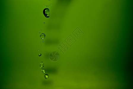 绿色背景的水滴数背景图片