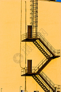 楼梯逃生阴影仓库建筑火灾黄色背景图片