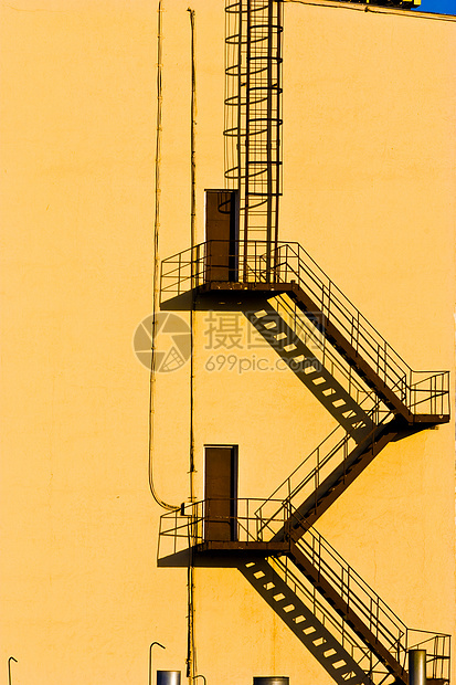 楼梯逃生阴影仓库建筑火灾黄色图片