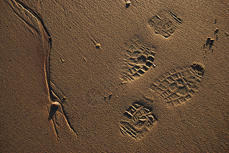 沙中脚印痕迹简介海滩背景图片