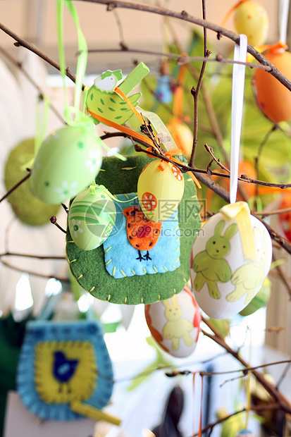 复活蛋树绿色装饰手工兔子分支机构小鸡橙子蓝色黄色季节性图片