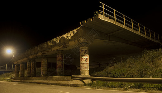 拆除场地拆毁炉渣道路交通柱子栏杆夜景缫丝海报图片