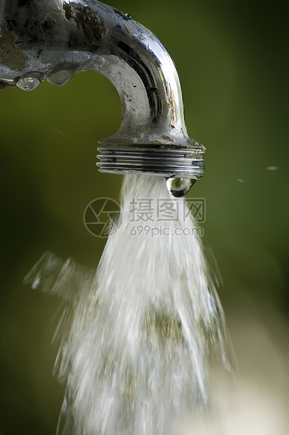 从花园水龙头流出的雨水损失绿色生态滴水跑步图片