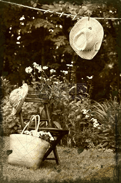 挂在衣着线上的草帽衣服烘干钱包椅子太阳帽乡村稻草绿色花园衣绳图片