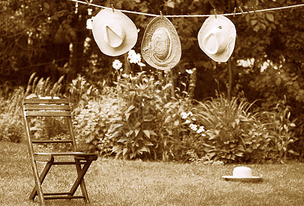 旧衣裙上的草帽乡村园艺烘干钱包帽子太阳帽洗衣椅子衣服花园图片